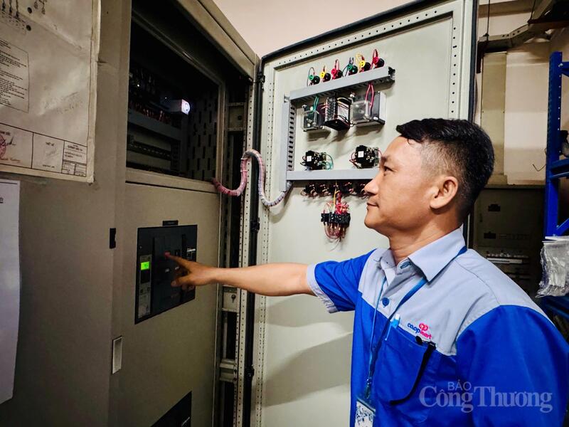 Nh&acirc;n vi&ecirc;n Si&ecirc;u thị Co.opmart Vũng T&agrave;u kiểm tra hệ thống điện.