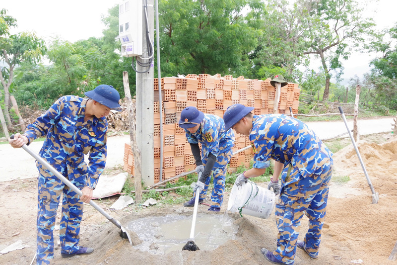 Các học viên đang trực tiếp trộn hồ tại điểm xây nhà thôn Ha Lá Hạ, xã Bác Ái.