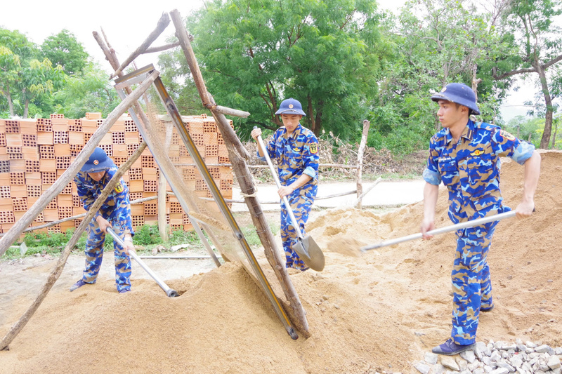 Các học viên đang sàng cát dưới thời tiết nắng nóng.
