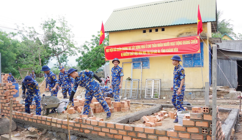 Trong thời tiết nắng nóng, các học viên tích cực mỗi người một công việc, nở nụ cười đầy nghị lực và quyết tâm.