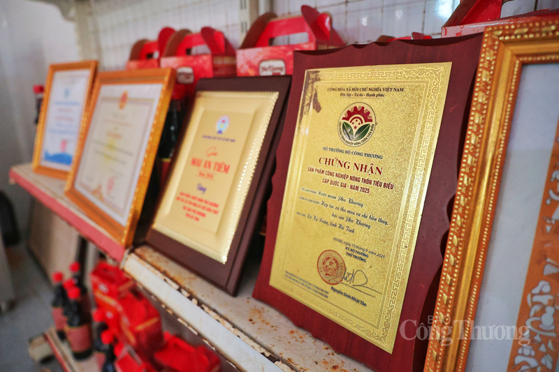 Thương hiệu nước mắm Phú Khương được Bộ Công Thương cấp chứng nhận sản phẩm công nghiệp nông thôn tiêu biểu cấp quốc gia 2025. Ảnh: Trọng Tùng