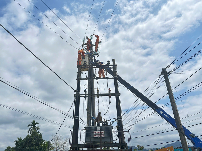 Dưới áp lực phụ tải tăng cao, Công ty Điện lực Huế duy trì công tác vận hành, đáp ứng nhu cầu sử dụng điện cho người dân và doanh nghiệp. Ảnh: Nguyễn Tuấn