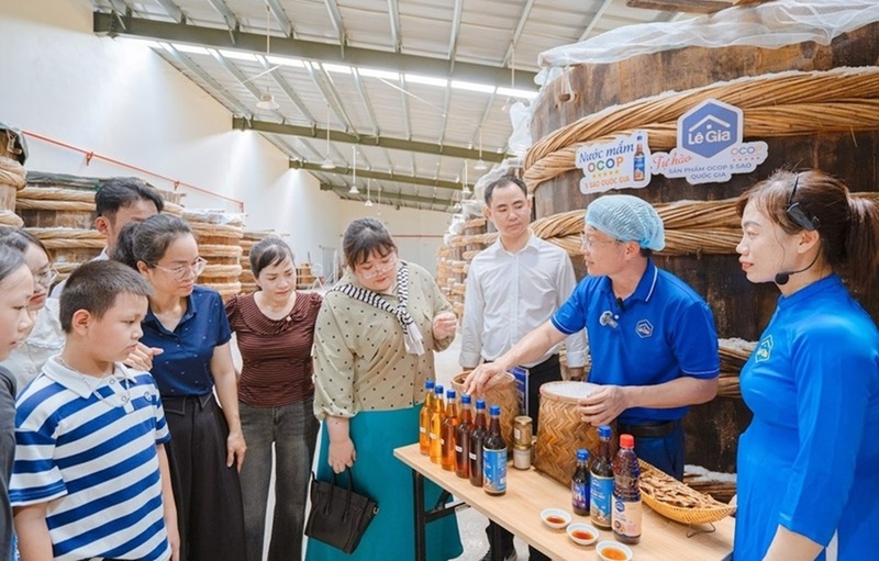 Tỉnh Thanh Hóa giao nhiệm vụ cho Lê Gia cập nhật theo tiêu chí mới được ban hành để dự thi 5 sao tiếp theo, còn lại 3 sản phẩm 4 sao là những sản phẩm chế biến gia tăng giá trị từ tài nguyên bản địa. Ảnh: Lê Vinh