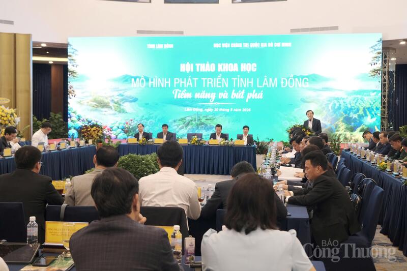 Quang cảnh hội thảo khoa học "Mô hình phát triển tỉnh Lâm Đồng: Tiềm năng và bứt phá" được tổ chức tại phường Xuân Hương - Đà Lạt. Ảnh: Lê Sơn