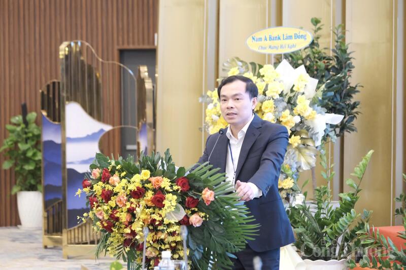 PSG. TS. Nguyễn Mạnh Hùng, Phó Giám đốc Học viện Chính trị quốc gia Hồ Chí Minh, Phó Chủ tịch Hội đồng Lý luận Trung ương phát biểu tại hội thảo. Ảnh: Lê Sơn