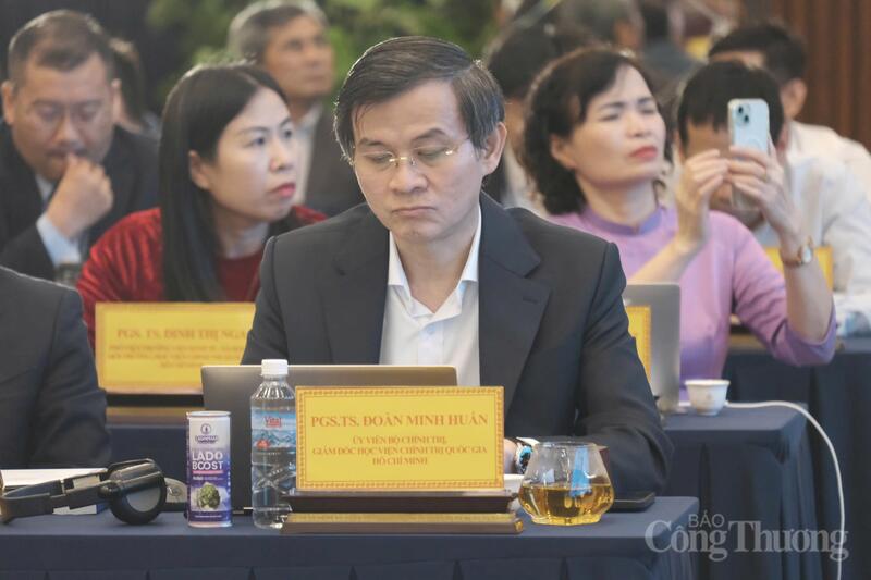 PSG. TS. Đoàn Minh Huấn, Ủy viên Bộ Chính trị, Giám đốc Học viện Chính trị quốc gia Hồ Chí Minh tại hội thảo. Ảnh: Lê Sơn
