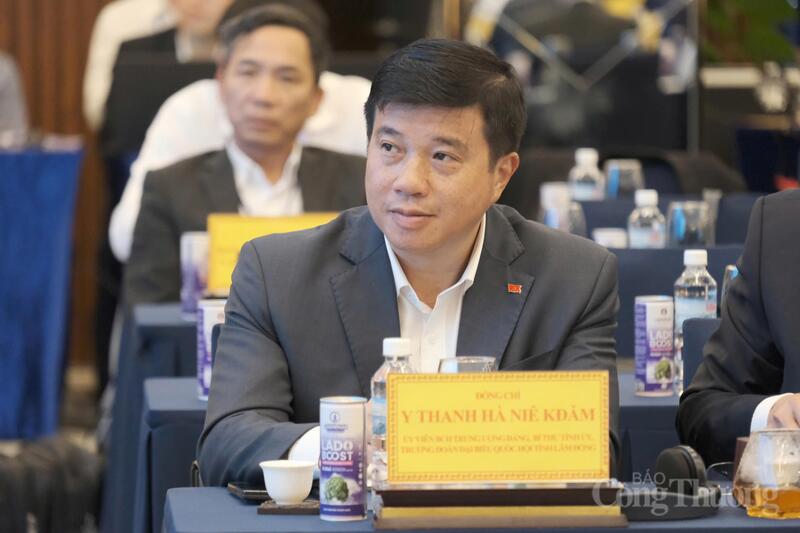 Ủy viên Ban Chấp hành Trung ương Đảng, Bí thư Tỉnh ủy Lâm Đồng Y Thanh Hà Niê Kđăm lắng nghe các ý kiến tham luận tại hội thảo. Ảnh: Lê Sơn