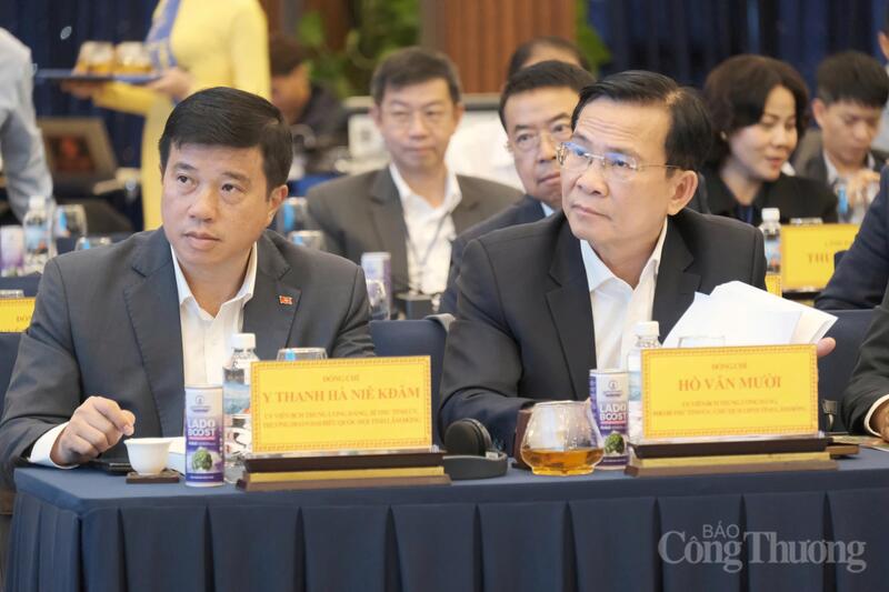 Ủy viên Ban Chấp hành Trung ương Đảng, Bí thư Tỉnh ủy Lâm Đồng Y Thanh Hà Niê Kđăm và Ủy viên Ban Chấp hành Trung ương Đảng, Chủ tịch UBND tỉnh Lâm Đồng Hồ Văn Mười lắng nghe các ý kiến tham luận tại hội thảo. Ảnh: Lê Sơn