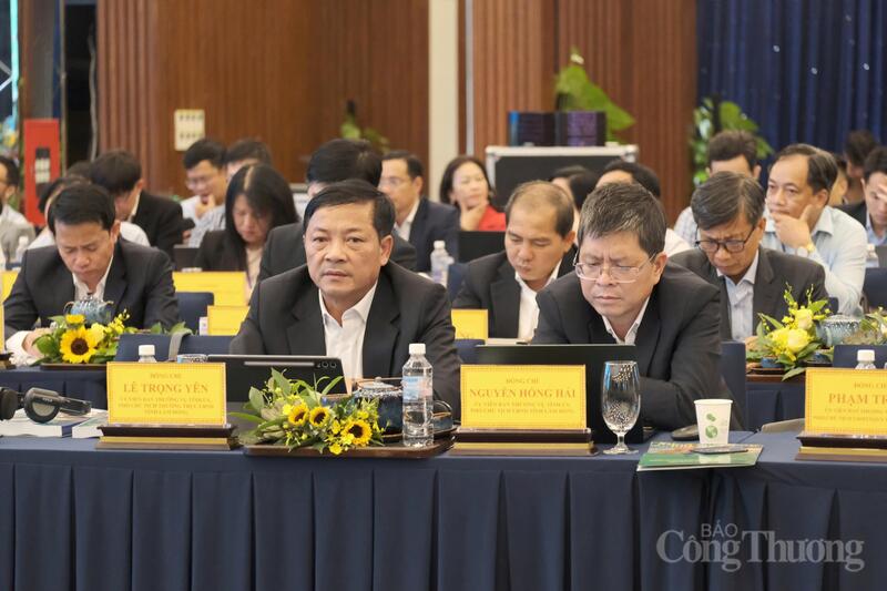 Phó Chủ tịch Thường trực UBND tỉnh Lâm Đồng Lê Trọng Yên (trái) và ông Nguyễn Hồng Hải, Phó Chủ tịch UBND tỉnh Lâm Đồng tại hội thảo. Ảnh: Lê Sơn