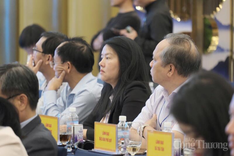 Đại diện lãnh đạo các xã, phường và đặc khu tại hội thảo. Ảnh: Lê Sơn
