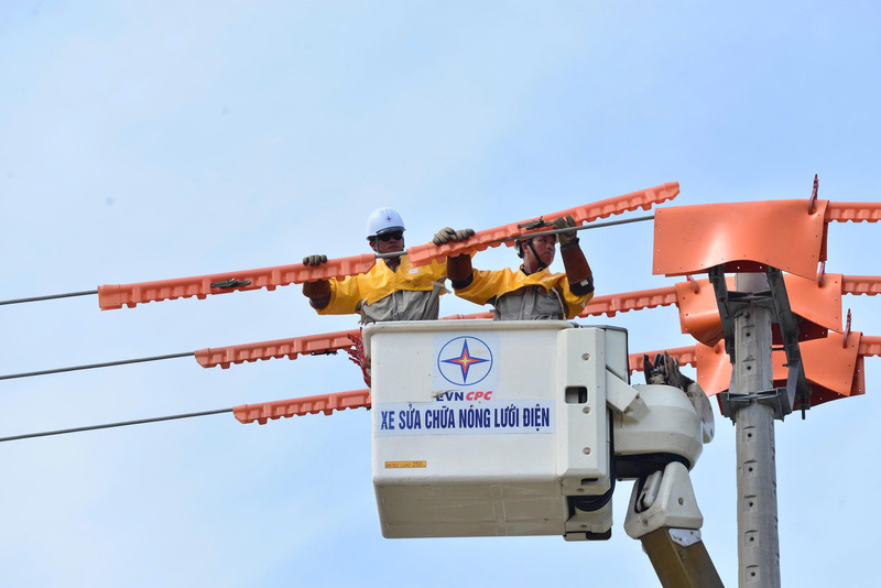 Công nhân Công ty Điện lực Huế bão dưỡng, sửa chữa hệ thống lưới điện dưới thời tiết nắng nóng khắt nghiệt. Ảnh: Nguyễn Tuấn