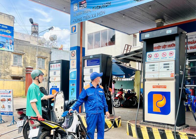 Việc thay đổi bảng nhận diện, rà soát bồn chứa, kiểm tra cột bơm và phổ biến thông tin cho khách hàng đã được thực hiện đồng bộ. Ảnh: Hiền Mai