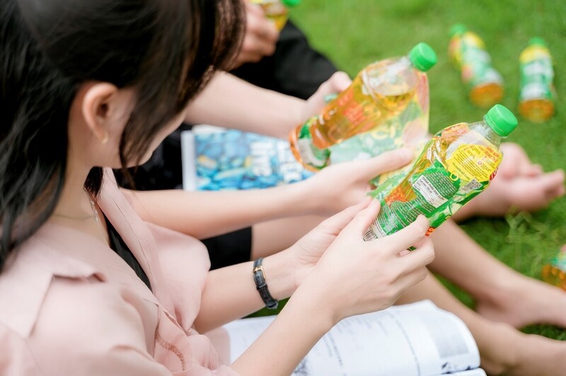 Các bạn trẻ hào hứng xé nhãn thử vận may .