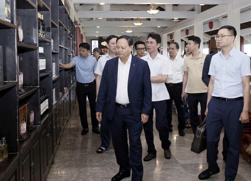 Bí thư Tỉnh ủy Lai Châu Lê Minh Ngân cùng đoàn công tác của tỉnh tham quan, khảo sát mô hình phát triển kinh tế tại thành phố Di Lặc, Châu Hồng Hà, tỉnh Vân Nam (Trung Quốc). Ảnh: CTV