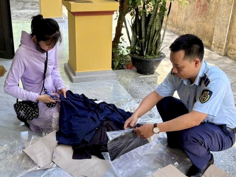 Lực lượng QLTT Điện Biên buộc tiêu hủy hàng hóa xâm phạm quyền SHTT. Ảnh: CTV