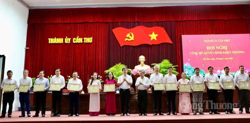 Tặng bằng khen vì có thành tích tiêu biểu trong công tác lãnh đạo, chỉ đạo.  Ảnh: Khánh Ngọc.