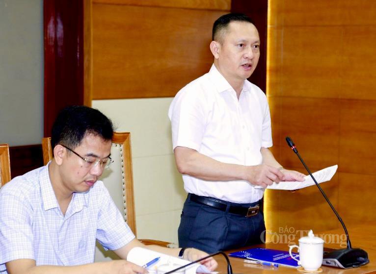 Ông Hoàng Hải - Giám đốc Công ty Điện lực Thanh Hóa báo cáo tình hình hành lang an toàn lưới điện tại hội nghị. Ảnh: Quốc Anh