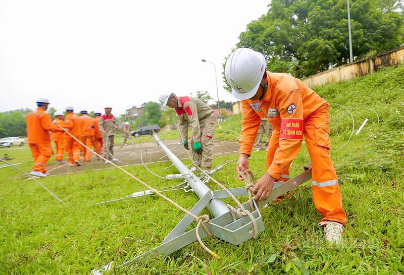 Các tình huống diễn tập phòng chống thiên tai và tìm kiếm cứu nạn của ngành điện Thanh Hoá đưa ra, bám sát thực tế. Ảnh: Quốc Anh
