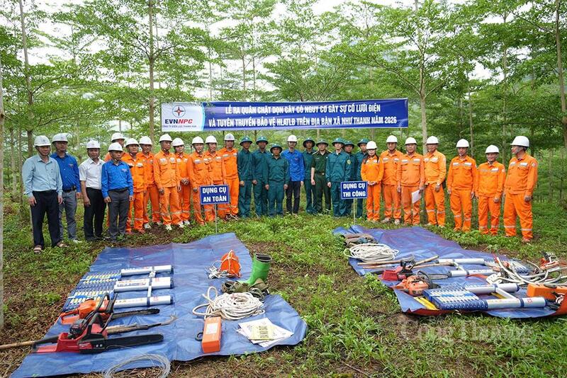 Ngành điện Thanh Hoá phối hợp với các sở, ngành và chính quyền địa phương tổ chức ra quân giải phóng hành lang an toàn lưới điện cao áp trên địa bàn xã Như Thanh. Ảnh: Quốc Anh