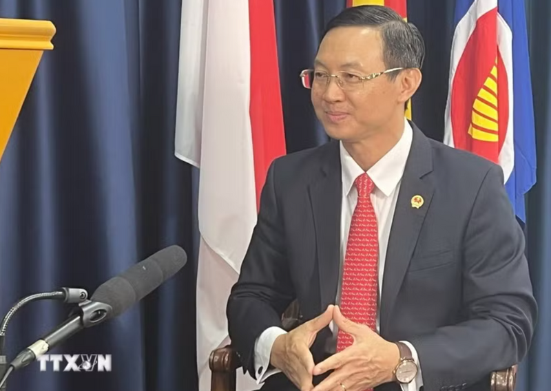 Đại sứ Việt Nam tại Singapore Trần Phước Anh trả lời phỏng vấn của phóng viên. Ảnh: TTXVN