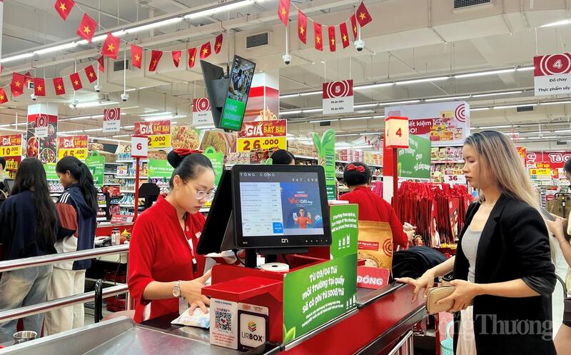 Các siêu thị, cửa hàng trên địa bàn Gia Lai thực hiện các khuyến cáo về sử dụng điện tiết kiệm đang được triển khai khá nghiêm túc. Ảnh: Hiền Mai
