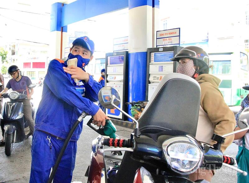 Toàn tỉnh Gia Lai có 10 thương nhân đầu mối, 11 thương nhân phân phối cùng 733 cửa hàng bán lẻ xăng dầu, tạo nên mạng lưới cung ứng rộng khắp. Ảnh: Hiền Mai