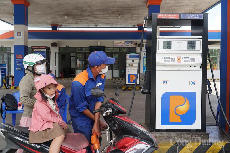 Toàn bộ cửa hàng kinh doanh xăng dầu thuộc hệ thống của Công ty TNHH MTV Petrolimex Đà Nẵng đã chuyển sang kinh doanh xăng E10 RON95 thay cho xăng khoáng RON95