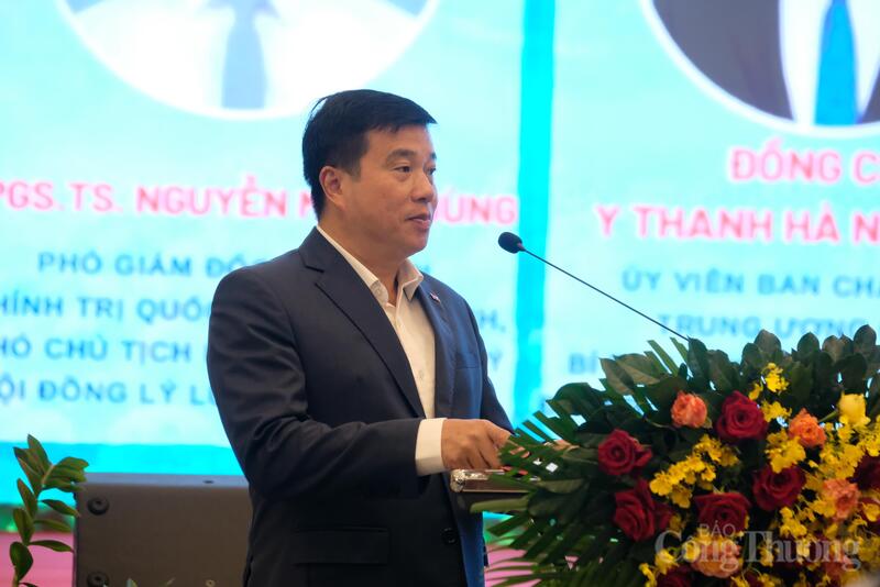 Ủy viên Ban Chấp hành Trung ương Đảng, Bí thư Tỉnh ủy Lâm Đồng Y Thanh Hà Niê Kđăm phát biểu khai mạc hội thảo. Ảnh: Lê Sơn