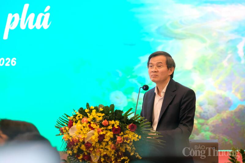 PGS. TS. Đoàn Minh Huấn, Ủy viên Bộ Chính trị, Giám đốc Học viên Chính trị quốc gia Hồ Chí Minh phát biểu tại hội thảo. Ảnh: Lê Sơn