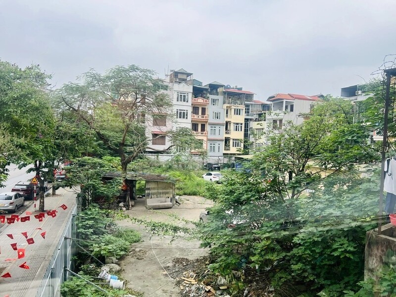 Công trình cao ốc Thanh Niên Plaza tại phố Văn Cao nằm trong danh sách thu hồi. Ảnh: Mai Thu