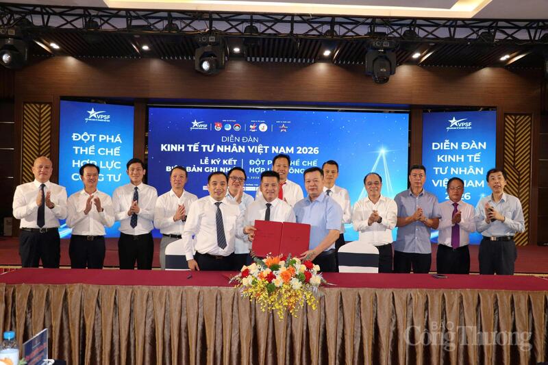 Ký kết biên bản ghi nhớ giữa Hội Doanh nhân trẻ Hà Tĩnh với CLB Sao Vàng đất Việt, CLB Sao Đỏ. Ảnh: Nguyên Thảo