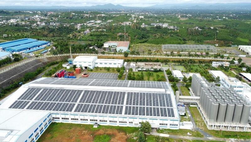 Hệ thống điện mặt trời mái nhà được lắp đặt trên khu nhà xưởng của doanh nghiệp, góp phần giảm chi phí sản xuất, chủ động nguồn năng lượng và thúc đẩy phát triển xanh, bền vững. Ảnh: Thiên Phương