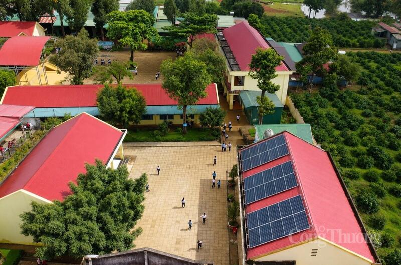 Hệ thống Điện mặt trời mái nhà ở Trường tiểu học Nguyễn Văn Trỗi, xã Tuy Đức, tỉnh Lâm Đồng. Ảnh: Thiên Phương