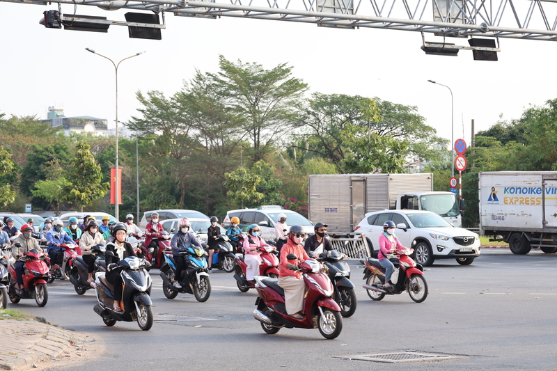 ໃກ້ຈະຮອດຕອນແລງ ແລະ ກາງຄືນ, ຈະມີຝົນຕົກ ແລະ ຟ້າຮ້ອງຟ້າເຫຼື້ອມເປັນບາງໂອກາດ. ພາບ: ມິງແອງ.