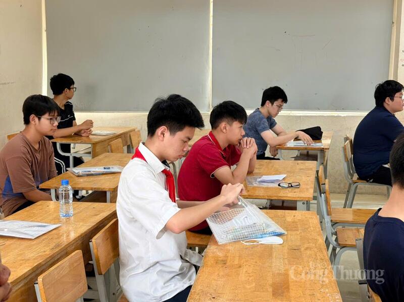 Thí sinh được gọi vào phòng thi chuẩn bị thi môn Ngữ văn.