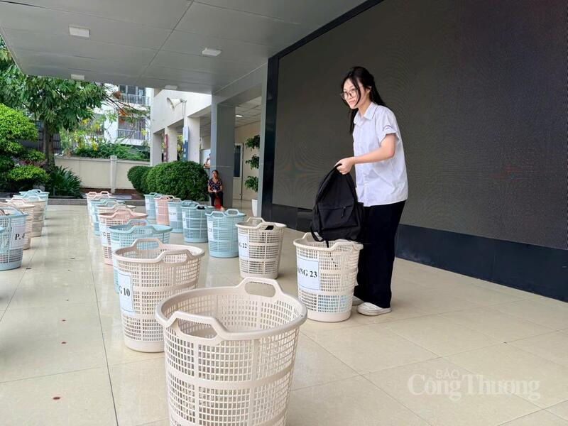 Thí sinh có ba lô, điện thoại, vật dụng không được mang vào phòng thi sẽ để tại khu vực để đồ.