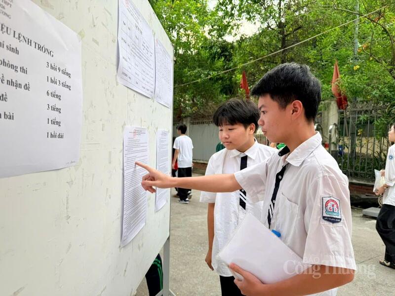 Có mặt từ sớm tại điểm thi, nhiều học sinh tranh thủ rà soát lại danh sách phòng thi và các thông tin cần thiết trước giờ vào phòng.