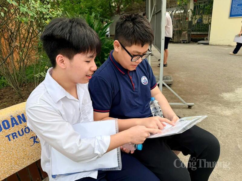 Giữ tâm lý thoải mái trước giờ G, nhiều thí sinh tranh thủ trò chuyện, kiểm tra lại thông tin dự thi tại điểm thi Trường THPT Xuân Phương.