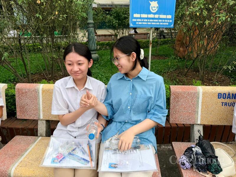 Sĩ tử chúc nhau thi tốt.