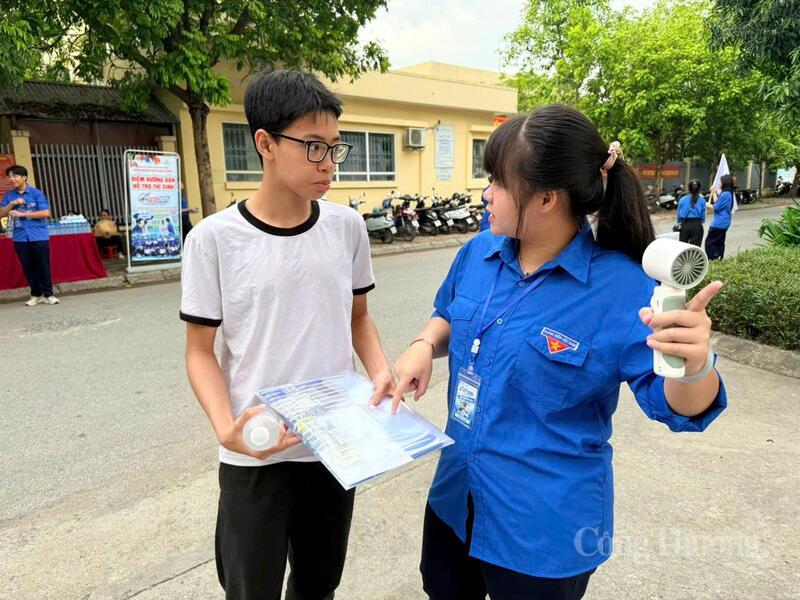 Thí sinh được đội sinh viên tình nguyện hỗ trợ ngay ngoài khu vực thi.