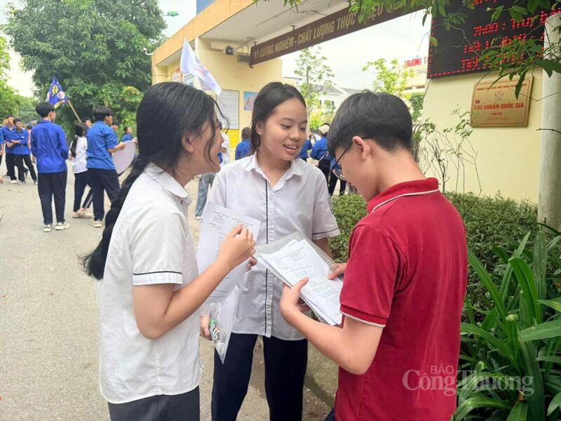 Thí sinh cùng nhau trao đổi sau khi kết thúc môn thi Ngữ văn.