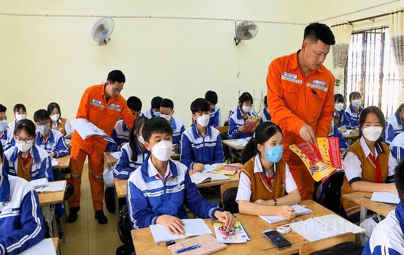 Nhân viên Công ty Điện lực Lâm Đồng tuyên truyền tiết kiệm điện cho học sinh. Ảnh: Thiên Phương