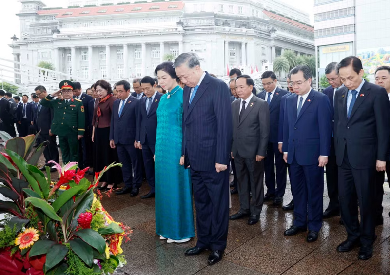 Tổng Bí thư, Chủ tịch nước Tô Lâm và Phu nhân cùng đoàn đại biểu cấp cao Việt Nam tưởng nhớ Chủ tịch Hồ Chí Minh. (Ảnh: TTXVN)