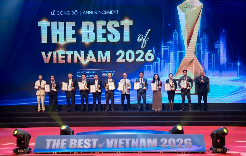 Ông Phạm Vinh Sơn, Giám đốc Công ty Cổ phần Công nghệ Phân bón Xanh (Greenma) nhận giải thưởng (thứ 5 từ trái sang).