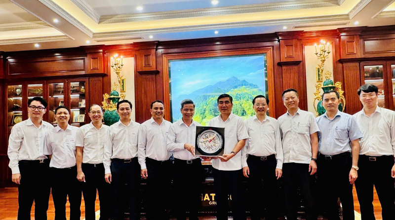 Lãnh đạo Vinachem và Hateco tại buổi làm việc về cung ứng các sản phẩm cao su kỹ thuật phục vụ Dự án bến cảng container Liên Chiểu tại TP Đà Nẵng.