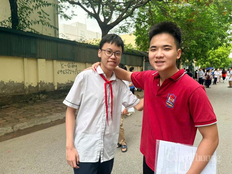 Tại điểm thi Trường THPT Xuân Phương nhiều thí sinh phấn khởi sau khi kết thúc môn thi đầu tiên.