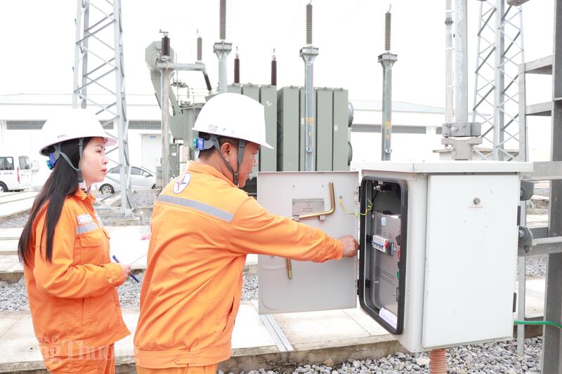 Nhu cầu sử dụng điện tăng mạnh vào mùa hè đặt ra yêu cầu cấp thiết về tiết kiệm điện, sử dụng điện hiệu quả nhằm giảm áp lực cho hệ thống điện quốc gia. Ảnh: Thanh Tuấn