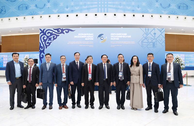 Thứ trưởng Nguyễn Hoàng Long tham gia đoàn công tác tháp tùng Phó Thủ tướng Chính phủ Hồ Quốc Dũng tham dự Diễn đàn Kinh tế Á-Âu lần thứ 5. Ảnh: Vụ Chính sách thương mại đa biên
