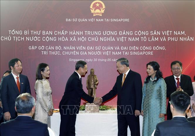 Tổng Bí thư, Chủ tịch nước Tô Lâm tặng bức tượng Chủ tịch Hồ Chí Minh cho Đại sứ quán Việt Nam tại Singapore. Ảnh: Thống Nhất/TTXVN