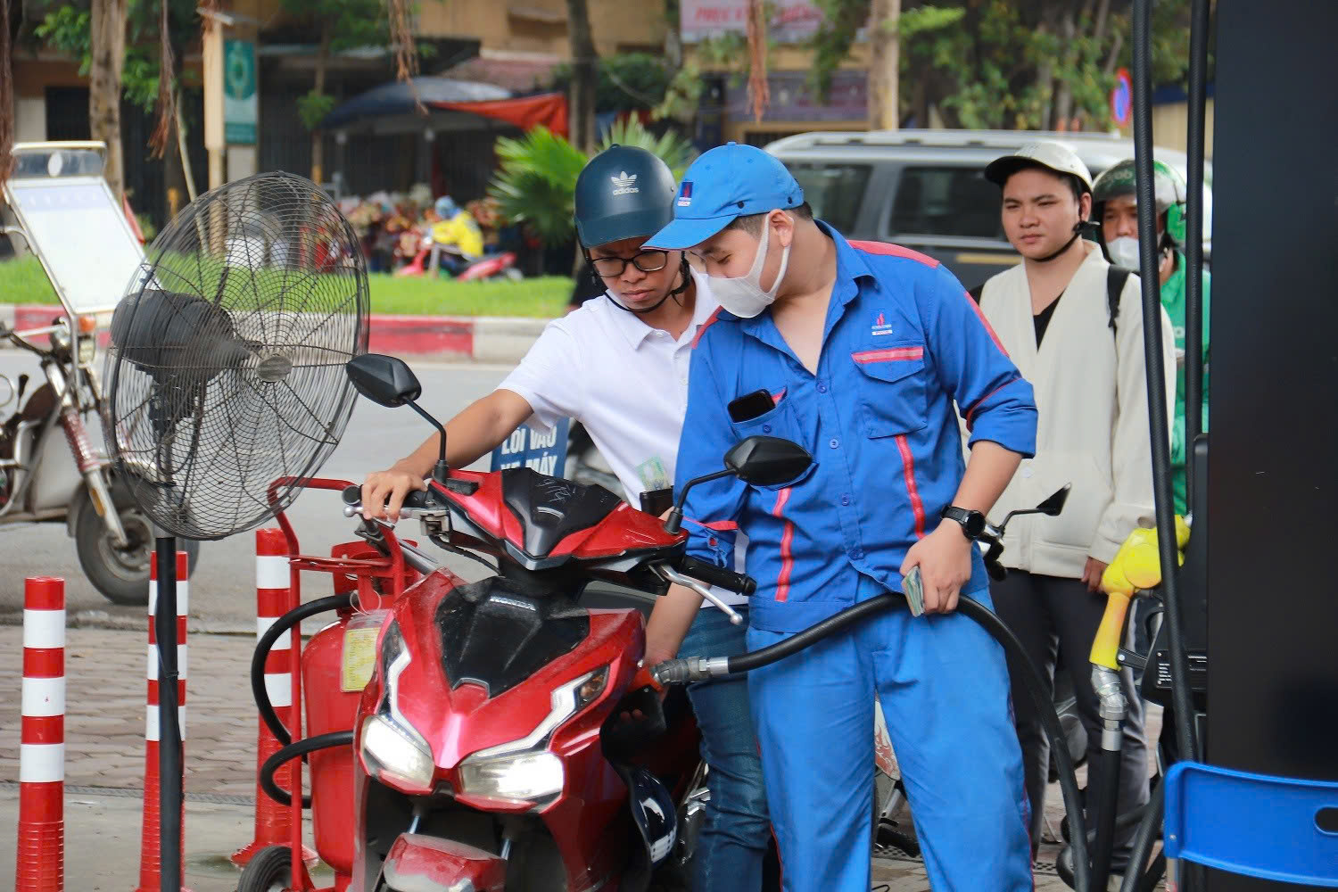 Triển khai xăng sinh học không phải quyết định mang tính áp đặt, mà xuất phát từ yêu cầu phát triển bền vững, bảo đảm an ninh năng lượng, bảo vệ môi trường và thực hiện các cam kết quốc tế của Việt Nam. Ảnh: Trang Bùi